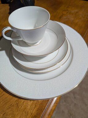 Norleans white and gold dinner set